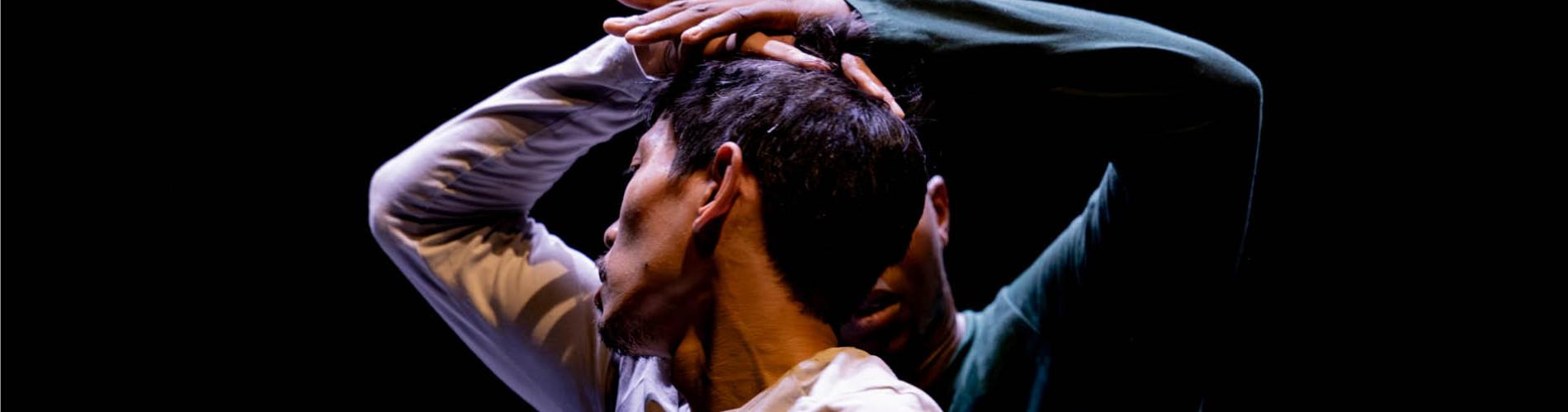 Une image de deux danseurs sur scène