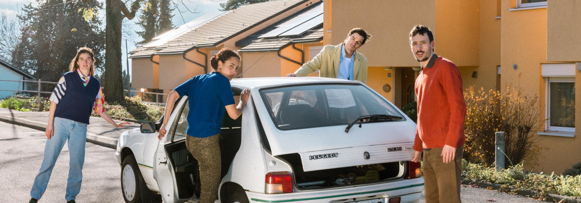 Une photo des comédiens et comédiennes de la pièce 