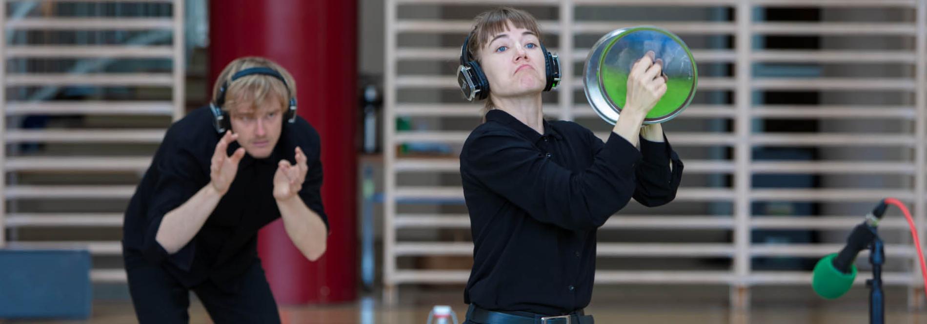 Théâtre - À l'envers, à l'endroit - Les comédien·nes en train de jouer 