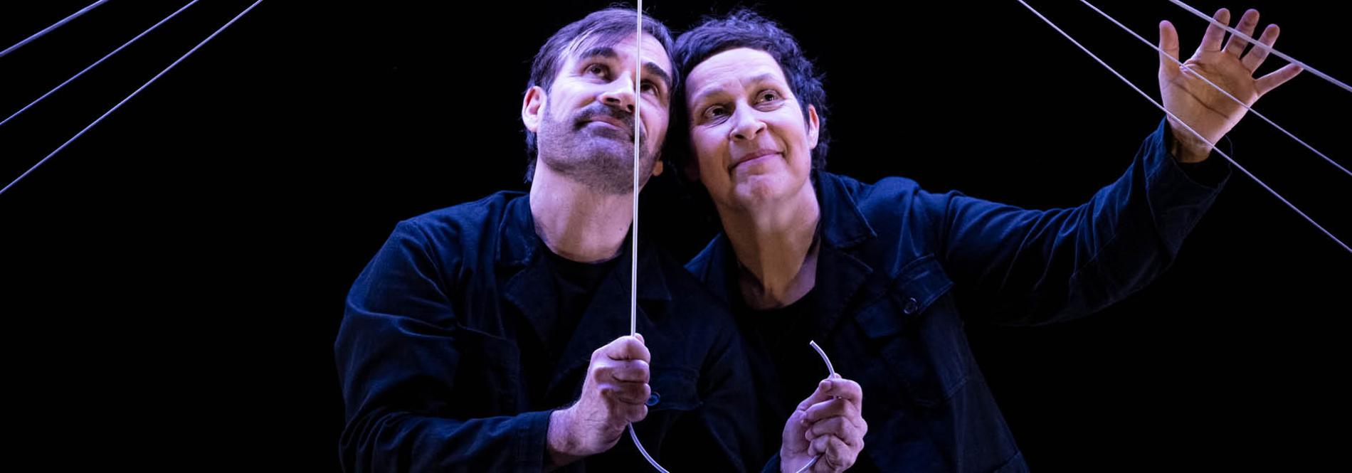 Théâtre - AU FIL DU TEMPS - Les deux comédien·nes en train de jouer 