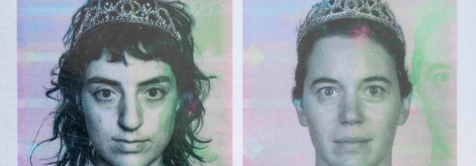 Théâtre: Double nationalité - une photo passeport des comédiennes avec une couronne