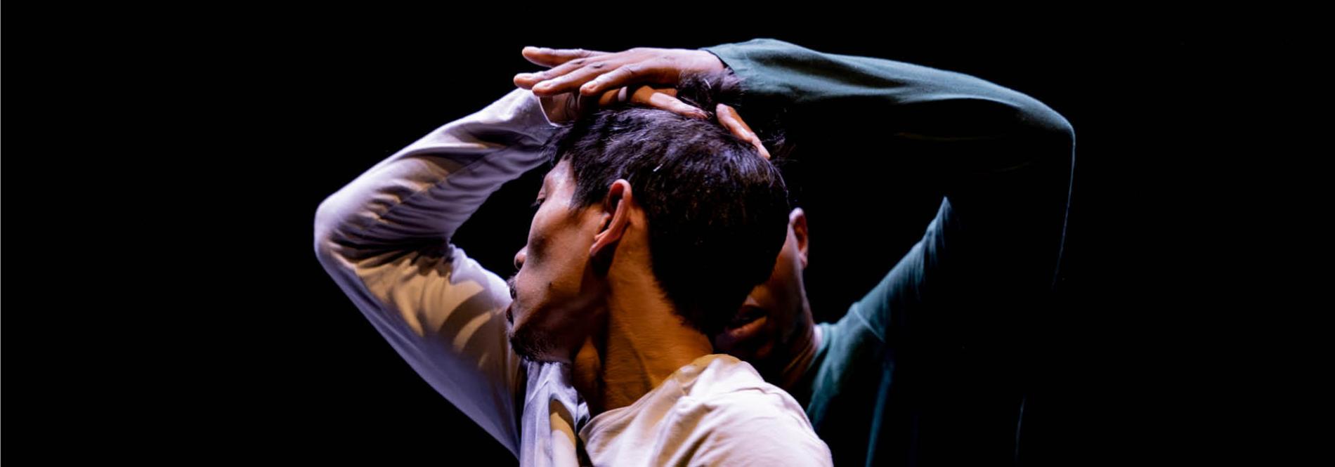 Une image de deux danseurs sur scène