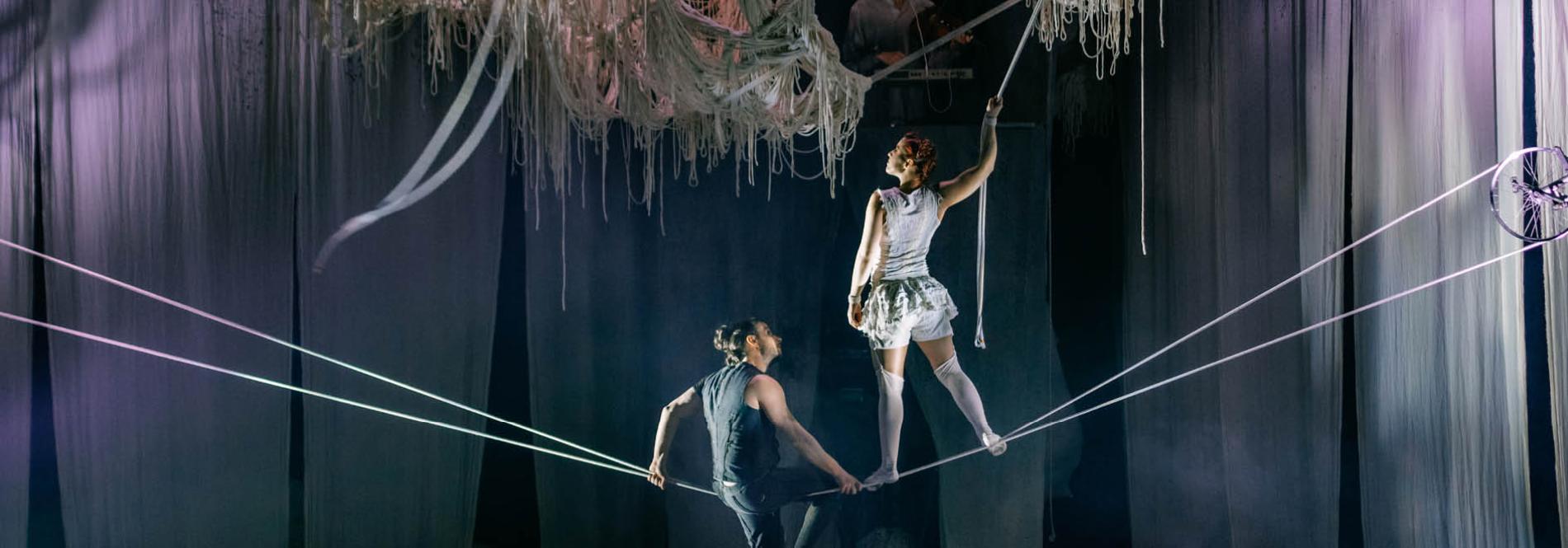 Cirque - Knitting Peace - Deux artistes sur une structure en fils 