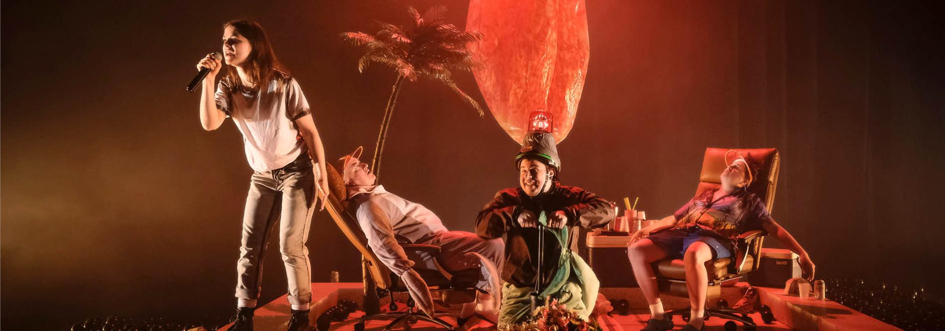 Théâtre - Les comédien·nes du poids des fourmis sur scène 