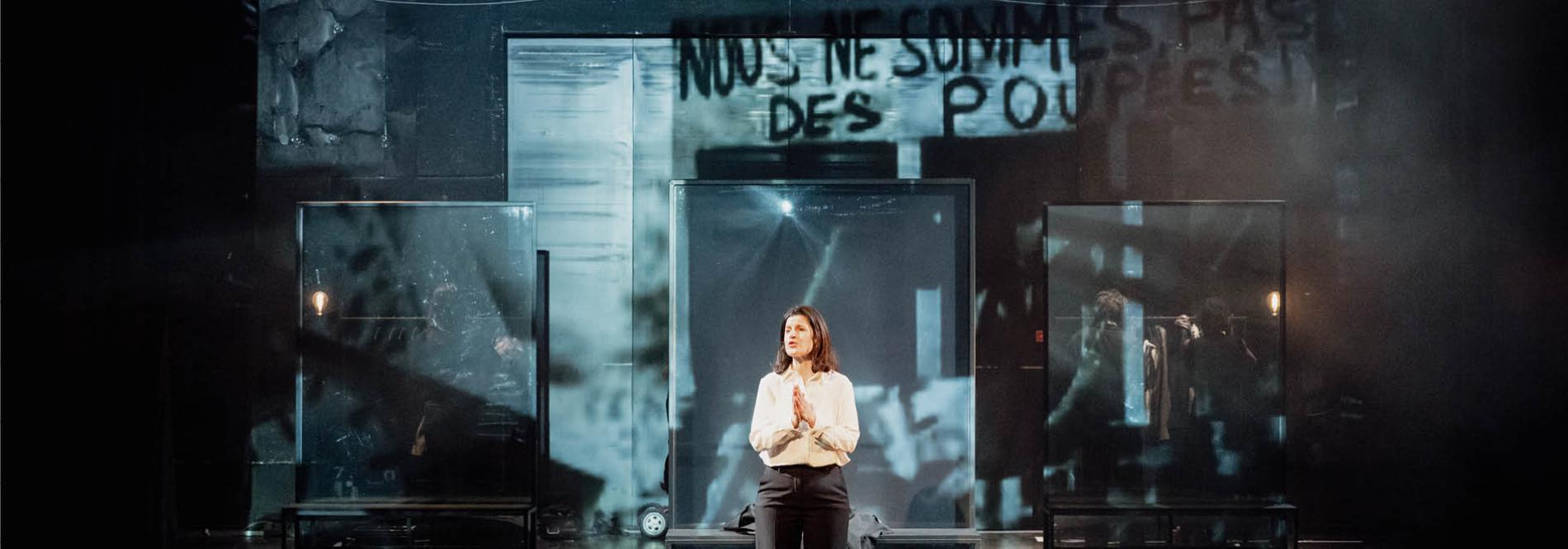 Théâtre - une image d'une comédienne sur scène