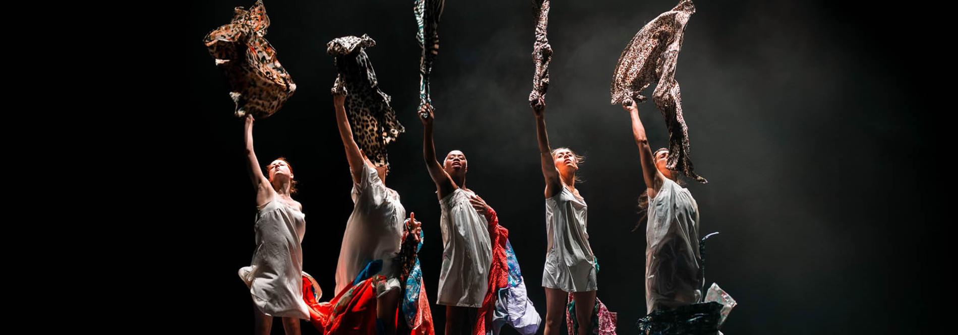 Une image du spectacle, avec les danseuses