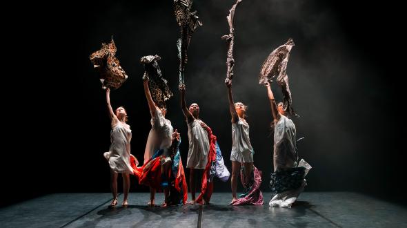 Une image du spectacle, avec les danseuses