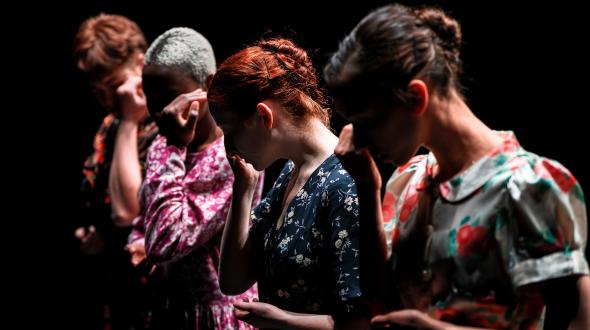 Une image du spectacle, avec les danseuses