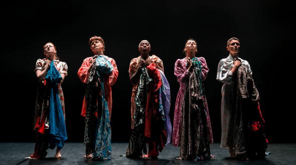 Une image du spectacle, avec les danseuses