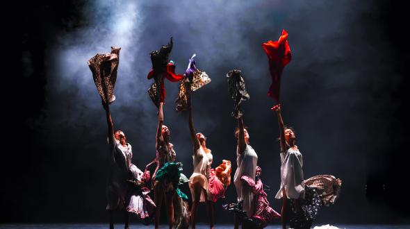 Une image du spectacle, avec les danseuses