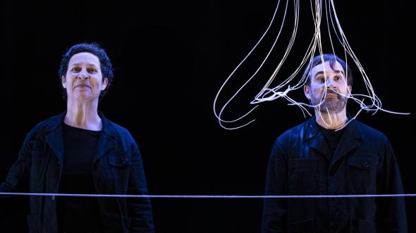 Théâtre - AU FIL DU TEMPS - Les deux comédien·nes en train de jouer 