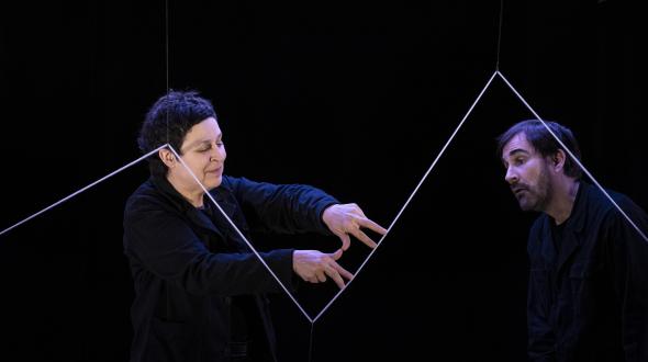 Théâtre - AU FIL DU TEMPS - Les deux comédien·nes en train de jouer 