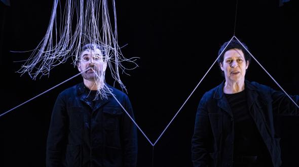 Théâtre - AU FIL DU TEMPS - Les deux comédien·nes en train de jouer 