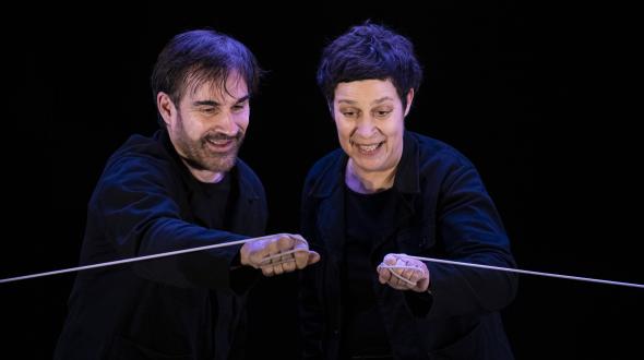 Théâtre - AU FIL DU TEMPS - Les deux comédien·nes en train de jouer 