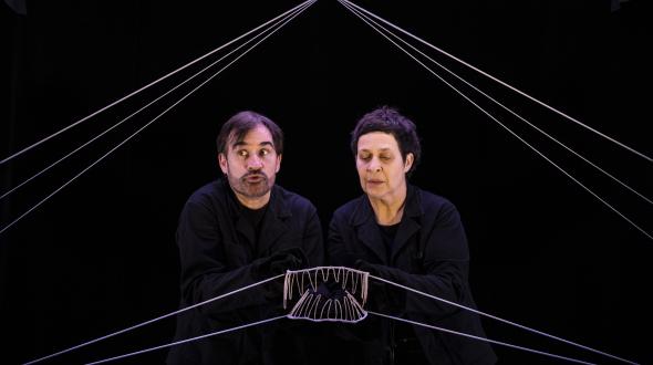 Théâtre - AU FIL DU TEMPS - Les deux comédien·nes en train de jouer 