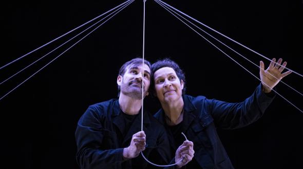 Théâtre - AU FIL DU TEMPS - Les deux comédien·nes en train de jouer 