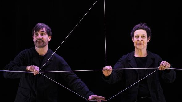 Théâtre - AU FIL DU TEMPS - Les deux comédien·nes en train de jouer 
