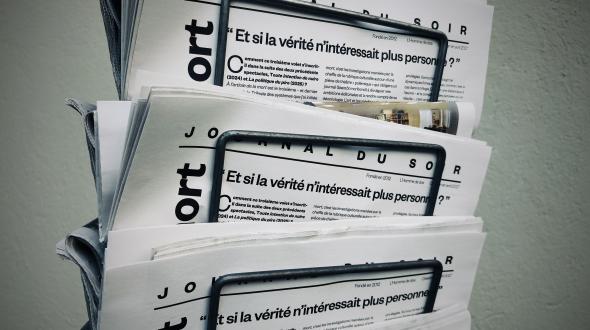 Théâtre: A l'article de la mort . une image de journaux 