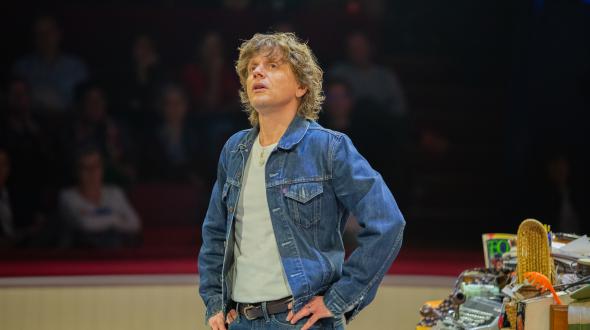 Théâtre, humour: Alex Lutz durant son spectacle 