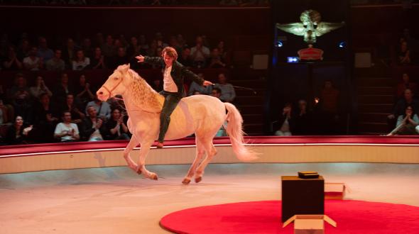 Théâtre, humour: Alex Lutz durant son spectacle 