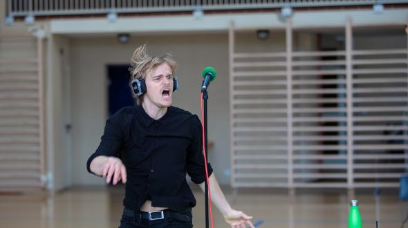Théâtre - À l'envers, à l'endroit - Les comédien·nes en train de jouer 