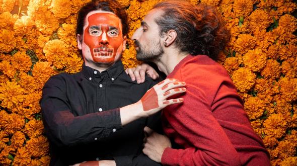 Théâtre - Une photo des comédien·nes sur un parterre de fleurs