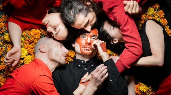 Théâtre - Une photo des comédien·nes sur un parterre de fleurs