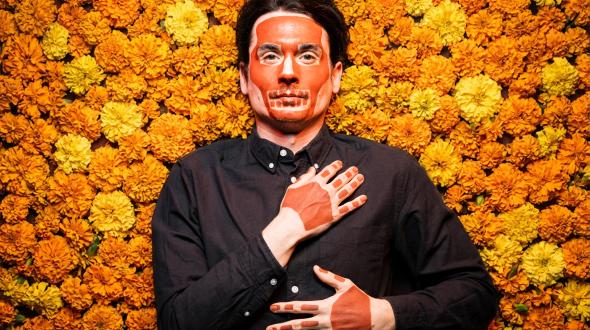 Théâtre - Une photo des comédien·nes sur un parterre de fleurs