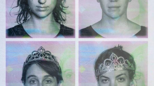 Théâtre: Double nationalité - une photo passeport des comédiennes avec une couronne