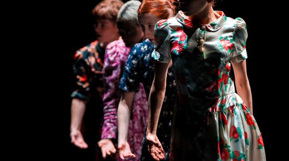 Une image du spectacle, avec les danseuses