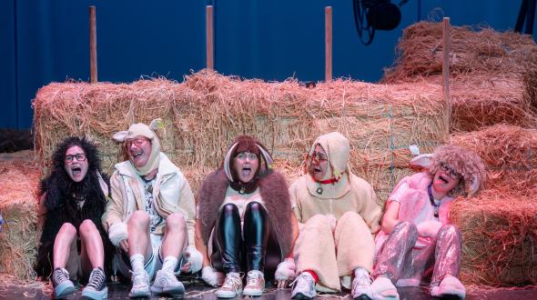 Théâtre - une image des comédiennes sur scène
