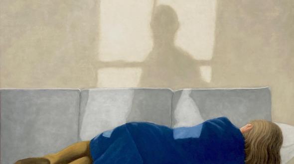 Une peinture d'une femme sur un canapé