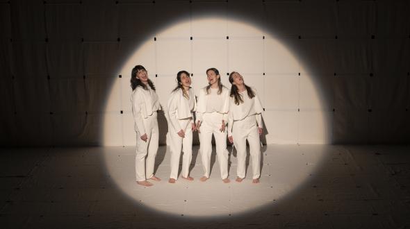 Théâtre: Double nationalité - une photo des comédiennes sur scène durant la pièce 