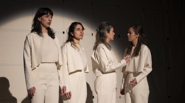 Théâtre: Double nationalité - une photo des comédiennes sur scène durant la pièce 