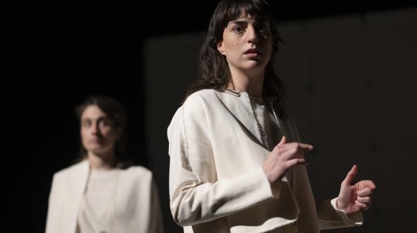 Théâtre: Double nationalité - une photo des comédiennes sur scène durant la pièce 