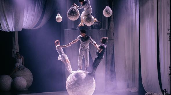 Cirque - Knitting Peace - 4 artistes sur une structure en fils 