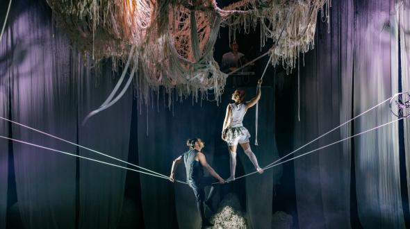 Cirque - Knitting Peace - Deux artistes sur une structure en fils 