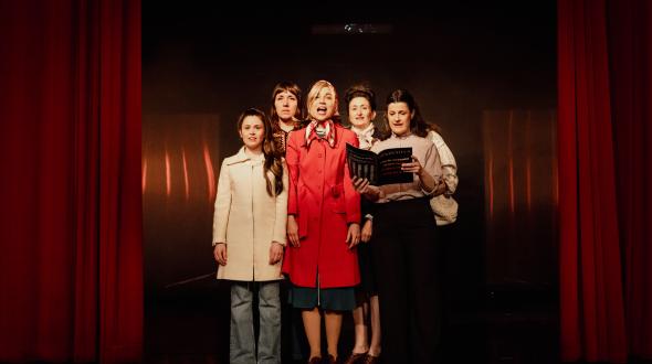 Théâtre - une image des comédiennes du Procès d'une vie sur scène