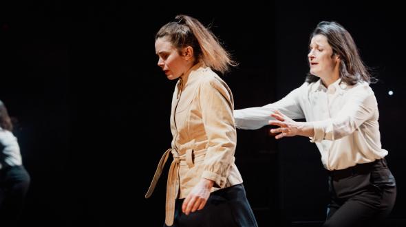 Théâtre - une image des comédiennes du Procès d'une vie sur scène
