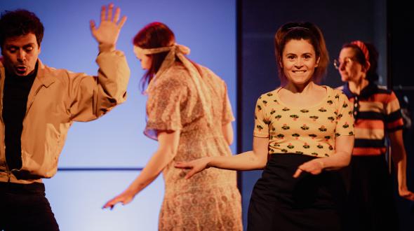 Théâtre - une image des comédiennes du Procès d'une vie sur scène
