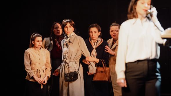 Théâtre - une image des comédiennes du Procès d'une vie sur scène