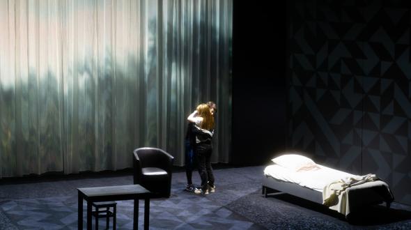 Théâtre - Les petites filles modernes - Les deux comédiennes sur scène