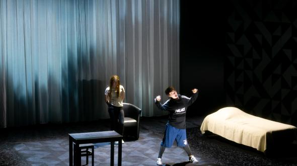 Théâtre - Les petites filles modernes - Les deux comédiennes sur scène