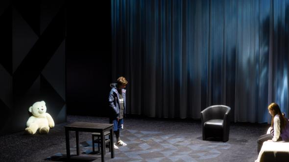 Théâtre - Les petites filles modernes - Les deux comédiennes sur scène
