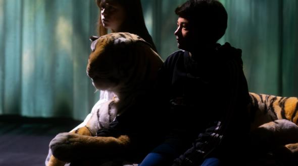 Théâtre - Les petites filles modernes - Les deux comédiennes sur scène