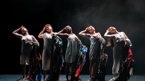 Une image du spectacle, avec les danseuses