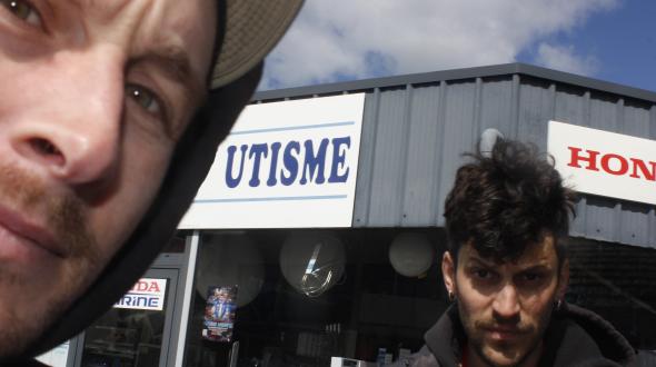The Smallest Things - Une photo de Marc Oosterhoff et Owen Winship devant un garage