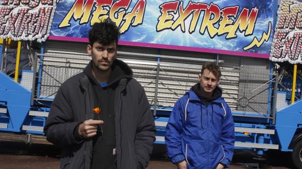 The Smallest Things - Une photo de Marc Oosterhoff et Owen Winship dans un parc d'attraction